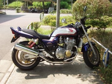 エノシュンさんのCB1300SF